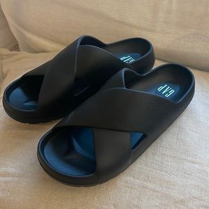 NEVER WORN - Gap Pillow Pool Crossover Slides - Black Size 7